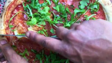 Üst düzey şef öğle yemeğinde pizza hazırlıyor.