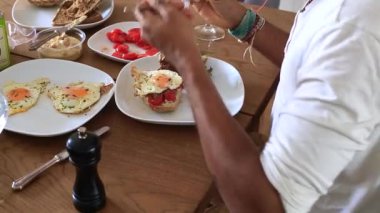 Domatesli ve yumurtalı yemek hazırlayan kişi