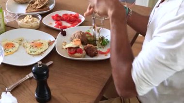 Arkadaşlarla nefis bir kahvaltı.