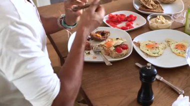 Domatesli lezzetli bir kahvaltı.