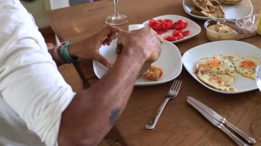 Masadaki lezzetli yemeğin tadını çıkarıyorum.