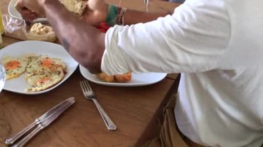 Masada lezzetli yemeklerin tadını çıkarıyorum.