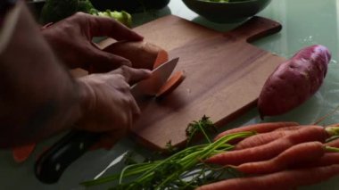 Tahta kesme tahtasında sebze dilimlemek.