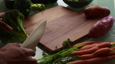 Tahtada taze sebze doğramak.