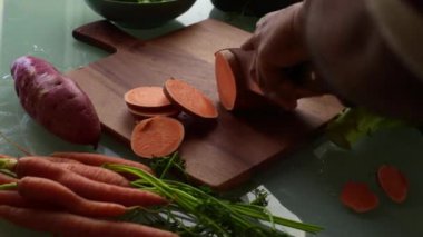 Tatlı patates ve havuç dilimliyorum.