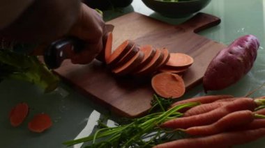 Tahtada taze patates dilimliyorum.