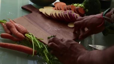 Tahtada taze sebzeler dilimliyorum.