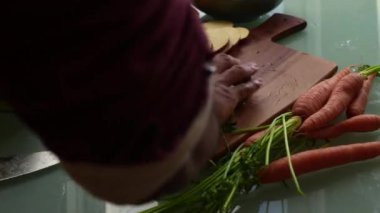 Tahtada taze sebze doğramak.