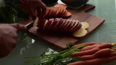 Tahtada renkli sebzeler dilimliyorum.