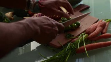 Tahtada taze sebze doğramak.