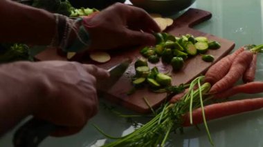 Tahtada taze sebze doğramak.