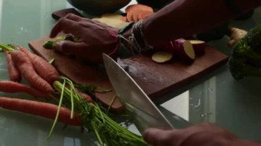 Tahta kesme tahtasında sebze hazırlıyorum.