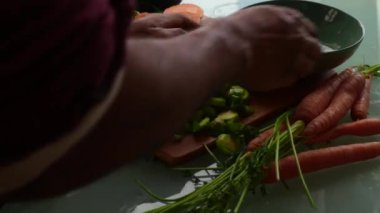 Tahtada taze sebze doğramak.