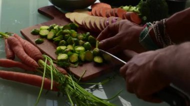 Tahtada taze sebzeler dilimliyorum.