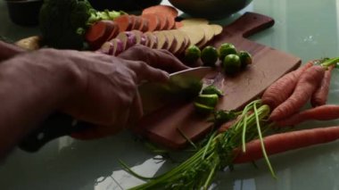 Tahtada taze sebzeler dilimliyorum.