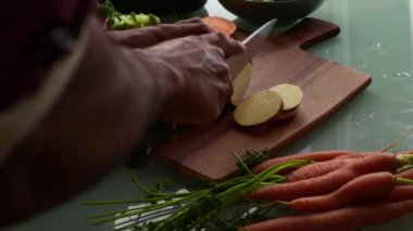 Tahta kesme tahtasında sebze dilimlemek.