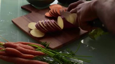 Mor patates ve havuç dilimliyorum.