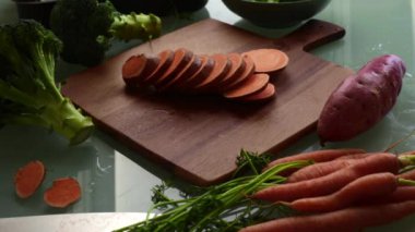 Tahtada taze havuç dilimliyorum.