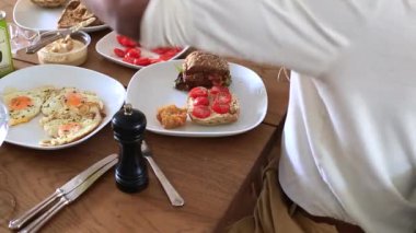 Taze malzemelerle lezzetli sandviçler hazırlıyorum.