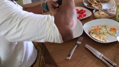 Taze malzemelerle yemek hazırlıyorum.