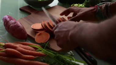 Tahtada patates dilimliyorum.