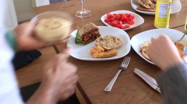 Çeşitli sağlıklı vejetaryen yemekleri olan masa hazır.