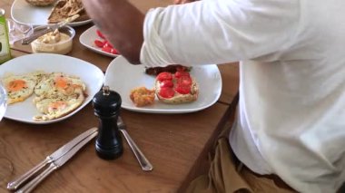 Taze malzemelerle yemek hazırlayan kişi