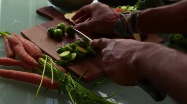 Tahta kesme tahtasında sebze doğramak