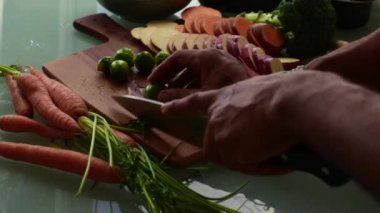 Tahta kesme tahtasında sebze doğramak