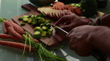 Tahta kesme tahtasında sebze dilimlemek.