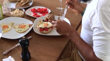 Sağlıklı bir vejetaryen yemeği yiyen kişi