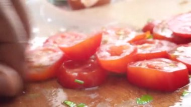 Tahta üzerinde dilimlenmiş kırmızı domatesler.