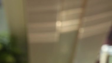 Pencereden süzülen yumuşak ışık