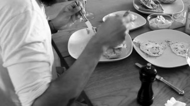 Çatal ve bıçakla yemek yiyen kişi