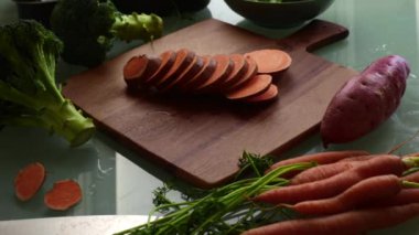 Tahta kesme tahtasının üzerinde dilimlenmiş havuç.