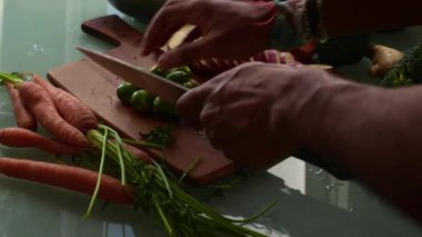 Tahtada taze sebze doğramak.