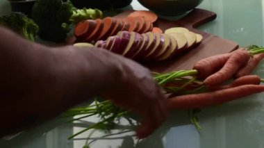 Tahta kesme tahtasında sebze dilimlemek.