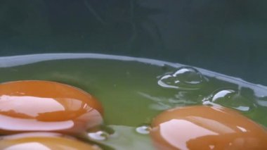 Sıvıdaki çiğ yumurtaları kapat.