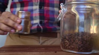 Mutfakta kahve çekirdeklerini öğüten birine yakın çekim.