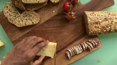 Tahta kesme tahtasında peynir dilimlemek