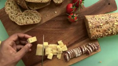 Tahta kesme tahtasında peynir dilimlemek
