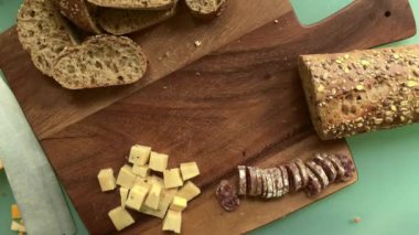 Gemide dilimlenmiş peynir ve salam var.