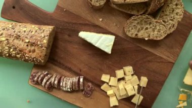 Çeşitli peynirler ve dilimlenmiş ekmekler