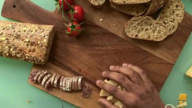 Tahta kesme tahtasında peynir dilimlemek