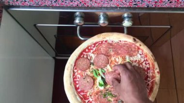 Taze pizzaya el malzemesi ekliyorum.