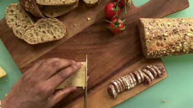 Tahta kesme tahtasında peynir dilimlemek