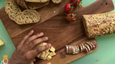Tahta kesme tahtasında peynir dilimlemek