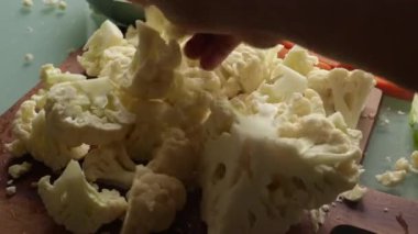 Evde sağlıklı yemek hazırlayan kişinin en iyi görüntüsü.