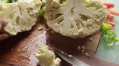 Evde sağlıklı yemek hazırlayan kişinin en iyi görüntüsü.