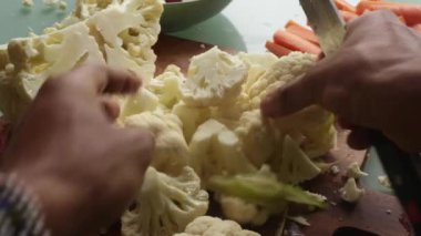 Evde sağlıklı yemek hazırlayan kişinin en iyi görüntüsü.